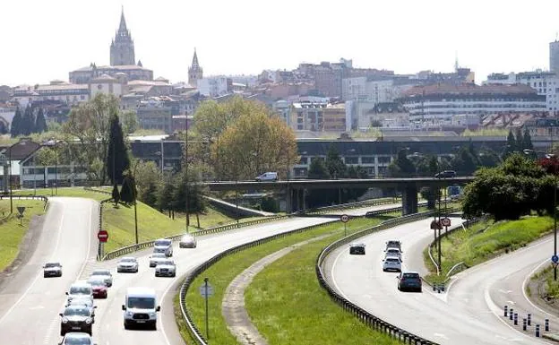 La entrada a Oviedo supone una brecha entre los barrios de Ventanielles y Guillén Lafueraza. / ALEX PIÑA