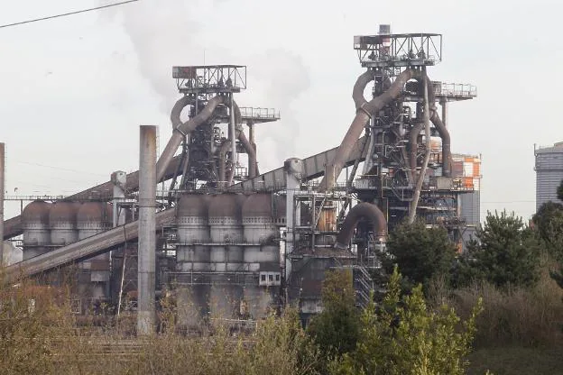 Altos hornos de Arcelor, en la planta de Gijón. / JOAQUÍN PAÑEDA