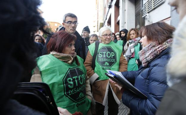 Manifestación en contra de un desahucio, en Oviedo. pablo lorenzana/