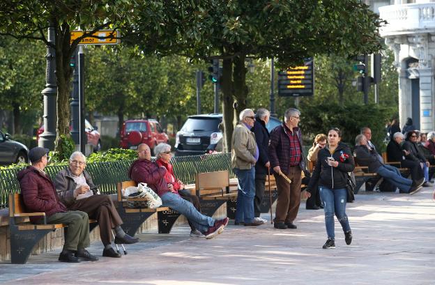 Los ovetenses estrenaron el nuevo mobiliario, más ergonómico y con el logo de Oviedo, por la tarde. / FOTOS: ALEX PIÑA