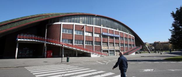 El Palacio de los Deportes mejorará, gracias a los fondos europeos, su eficiencia energética. Una obra que no choca con la decisión municipal de suprimir las pistas de atletismo. / PIÑA