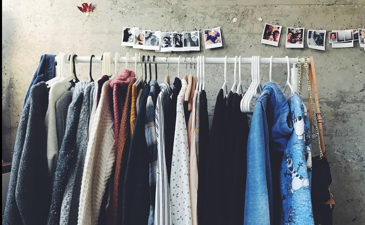 Cómo vender ropa de temporadas pasadas a un mayorista de stocks