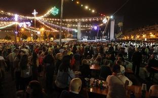 Una de las verbenas celebradas en el 'solarón' durante el verano gijonés./JOAQUÍN PAÑEDA