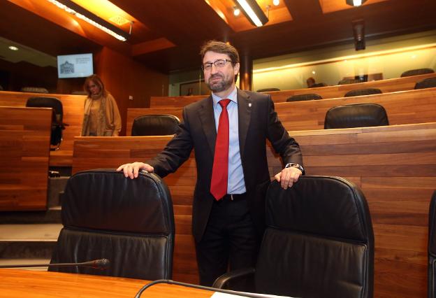 El consejero de Industria y Empleo, Enrique Fernández, en la Junta del Principado el pasado mes de enero. / JORGE PETEIRO
