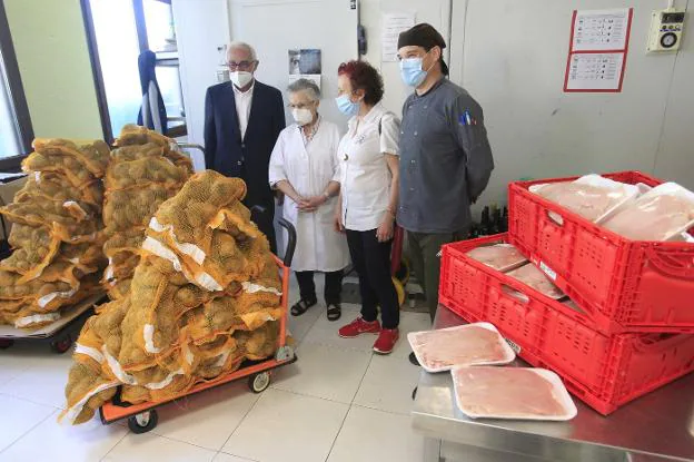 Momento de la entrega de las patatas y la carne de pollo. / MARIO ROJAS