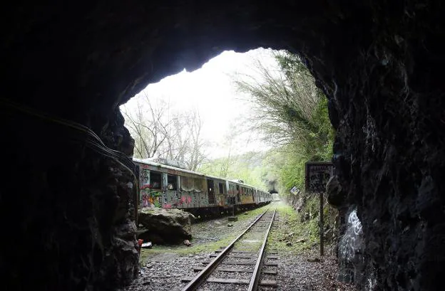 Los vagones se encuentran descalzados de la antigua vía de Feve, que quedó sin uso con la apertura en 1999 de la variante construida por Cinturón Verde./