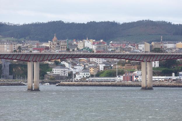 El puente de los Santos, que separa las comunidades de Asturias y Galicia, con Ribadeo al fondo. / DANIEL MORA.