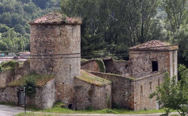 El conjunto medieval de Olloniego, muy deteriorado. / PIÑA