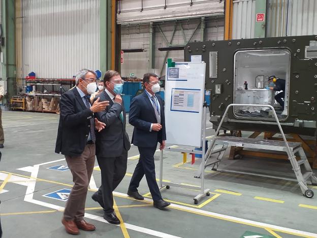 El alcalde Alfredo Canteli, ayer, durante su visita a la fábrica de armas de Trubia, acompañado por el director general de Santa Bárbara, Juan Escriña, y el director de transformación industrial, Sergio Menéndez. / E. C.