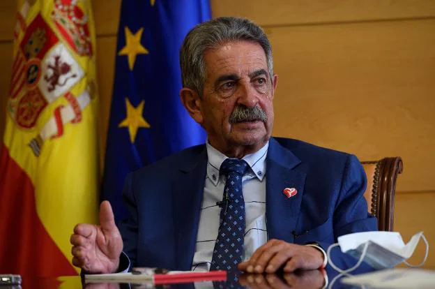 Miguel Ángel Revilla, presidente de Cantabria, en su despacho en Santander. / EFE