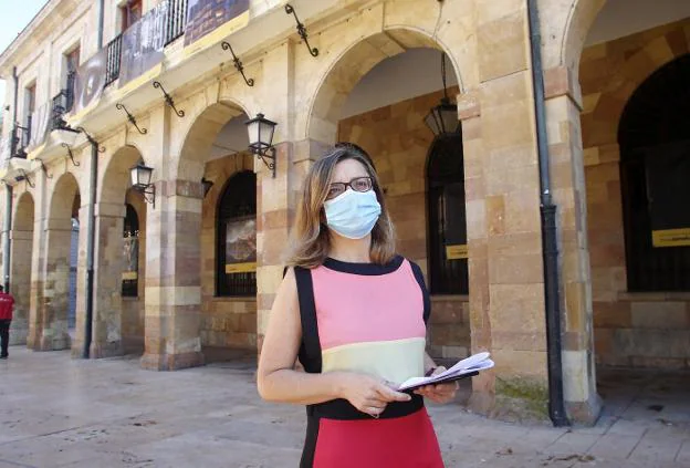 Ana Taboada en la plaza del Ayuntamiento, en una de las imágenes tomadas para ilustrar esta entrevista. / PABLO LORENZANA