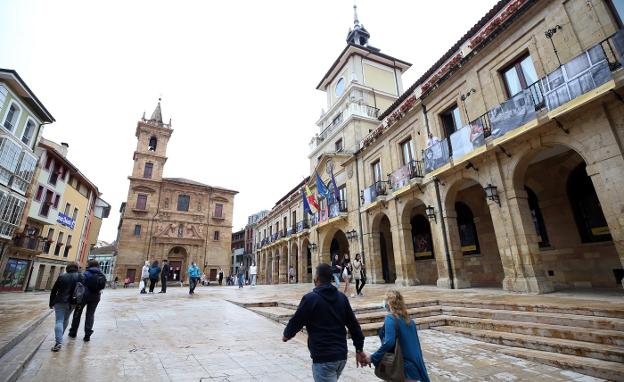 La Casa Consistorial, desde donde ayer el alcalde, Alfredo Canteli, siguió el Pleno telemático en el que se aprobó intentar que Oviedo sea Patrimonio de la Humanidad. / FOTOS: ALEX PIÑA