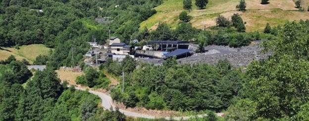 Vista del lavadero de la explotación minera que extraerá antracita en Villares, en el concejo de Ibias. / E. C.