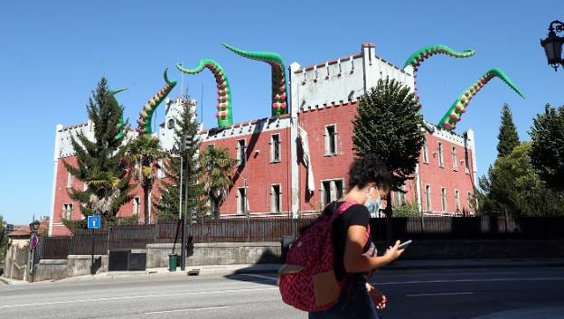 La fábrica de armas de La Vega, en cuyo interior ya está instalada la escenografía para el festival que comenzará hoy. / A. PIÑA