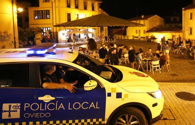 Una patrulla de la Policía Local en la plaza de El Paraguas. / A. PIÑA