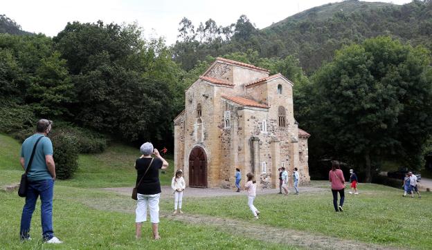 Visitantes en San Miguel de Lillo, una de las joyas del Prerrománico. / ALEX PIÑA