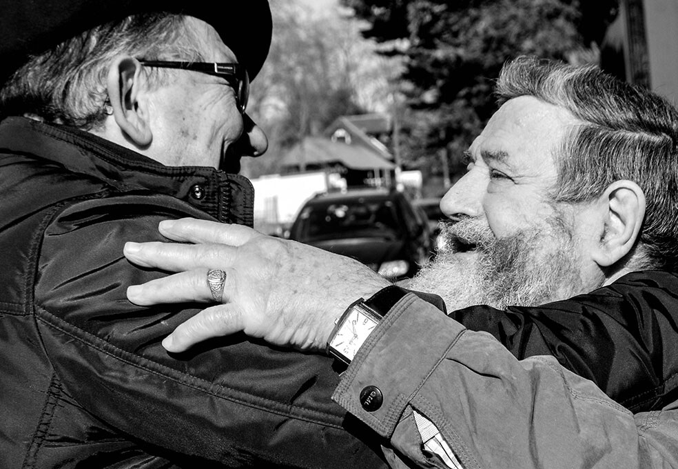 Teo Uriarte y Xabier Izko se funden en un abrazo tras reencontrarse al cabo de varios años. Su militancia en ETA cambió sus vidas./CIRILO DÁVILA