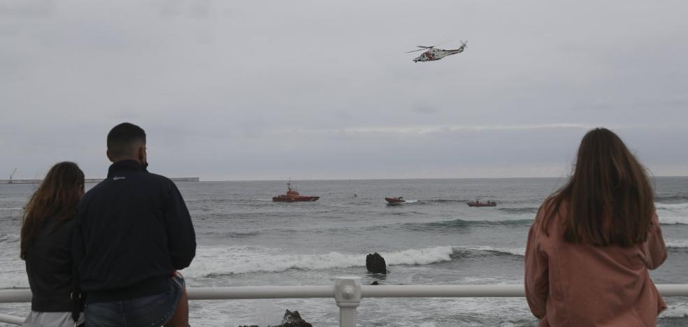 Un fallecido y un herido al volcar una pequeña embarcación en Gijón - Vimarsana News
