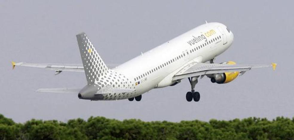 Vueling comenzará a cobrar por llevar equipaje de mano | El Comercio