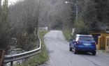 Un coche circula por la carretera entre Figaredo y Sotrondio./J. C. ROMÁN