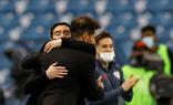 Marcelino se abraza a Simeone al término del partido./EFE