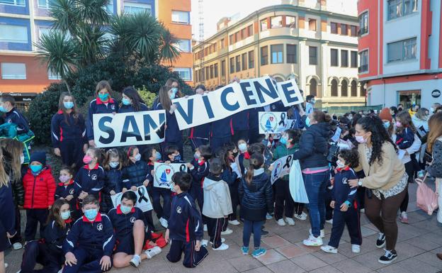 Students of the San Vicente school, demanding the return to classroom presence.