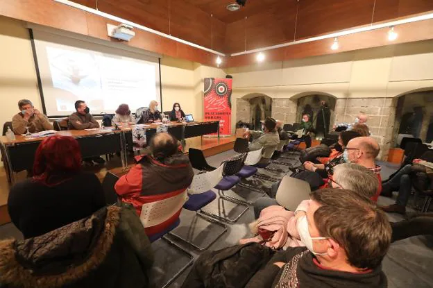 La mesa redonda se celebró en el Valdecarzana. / MARIETA