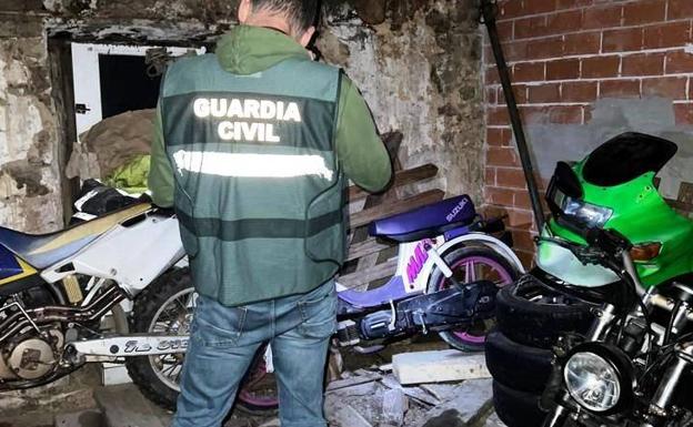 Un agente, con las motocicletas recuperadas./guardia civil