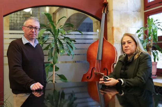 César González, director del IES Mata Jove, y Julia Álvarez, en el Conservatorio de Gijón, que ella dirige. / DAMIÁN ARIENZA