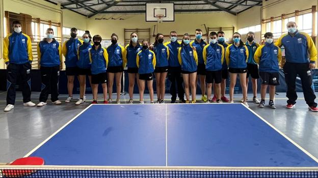 Integrantes de la selección asturiana concentrada en Luarca para participar en los Campeonatos Nacionales Escolares de Tenis de Mesa. / LVA