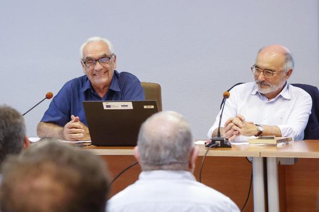 José Molero y Benigno Pendás presentando el curso en Luanco.