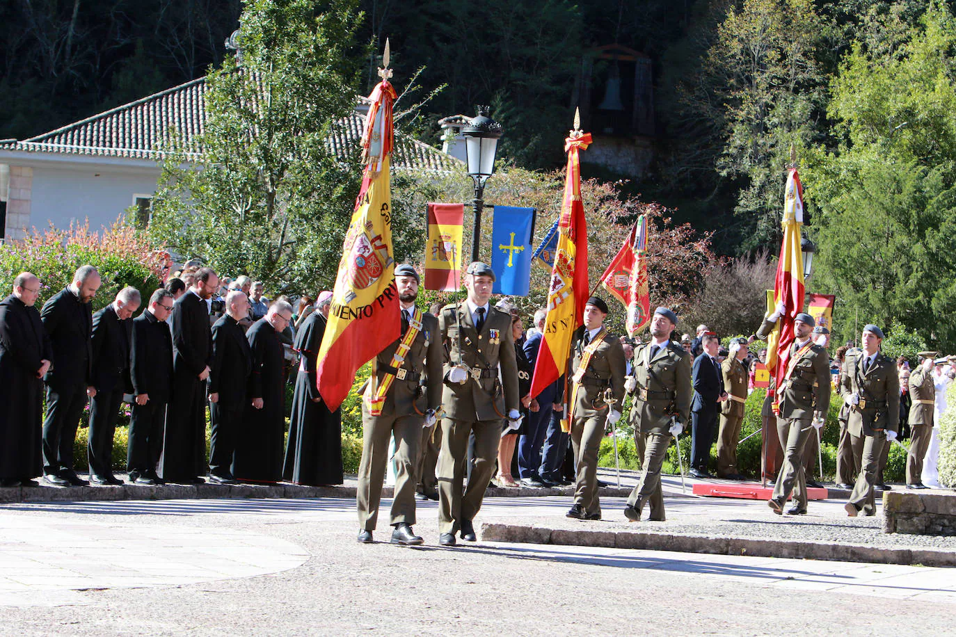 Multitudinaria jura de bandera civil en Covadonga 