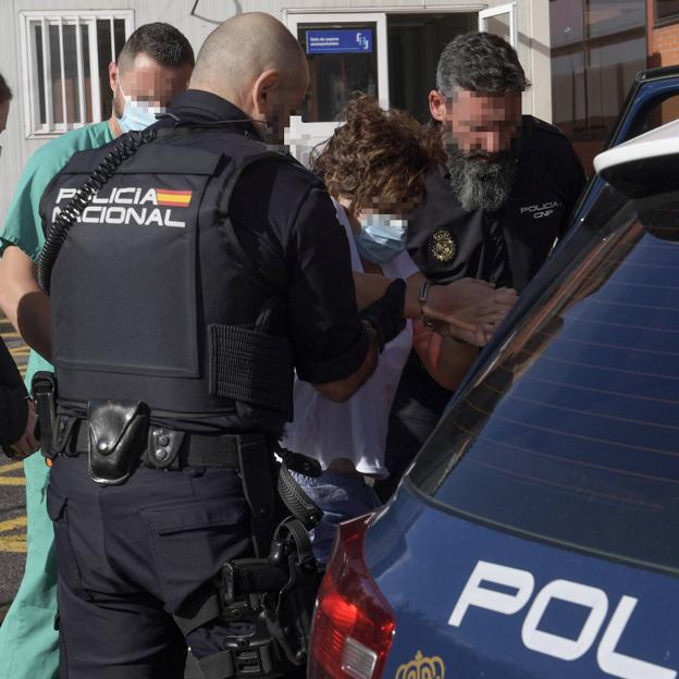 La madre de la niña «pasó la noche en el calabozo como si la cosa no fuera con ella»