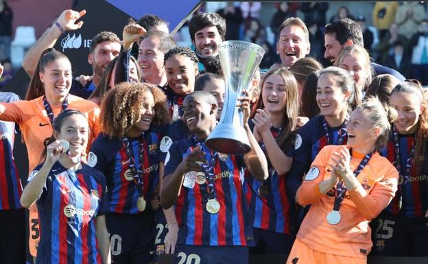 Las jugadoras del Barcelona celebran su victoria frente a la Real Sociedad tras la final de la Supercopa de España./Efe