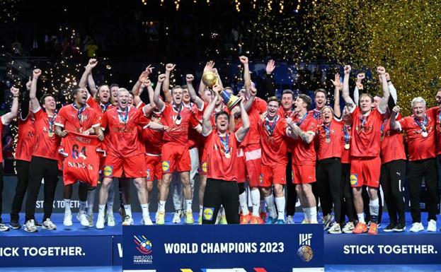 Los jugadores de la selección danesa celebran el título mundial.