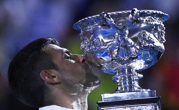 Novak Djokovic besando su décimo Abierto de Australia/REUETRS
