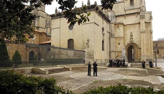 La Catedral de Oviedo abrirá por las tardes el jardín de los Reyes  Caudillos | El Comercio