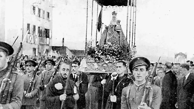 Desde El Musel salió camino de París y aquí volvió tras la guerra. La imagen es del 27 de junio de 1939, cuando desfiló por las calles de la ciudad para darle la bienvenida./